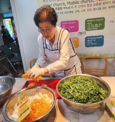 「노인맞춤돌봄서비스」 부침개 한 장에 담긴 이웃의 온기, 주교동 ‘은빛 어울림’